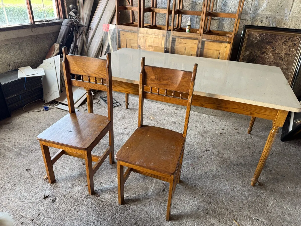 Table and chairs - Image 1