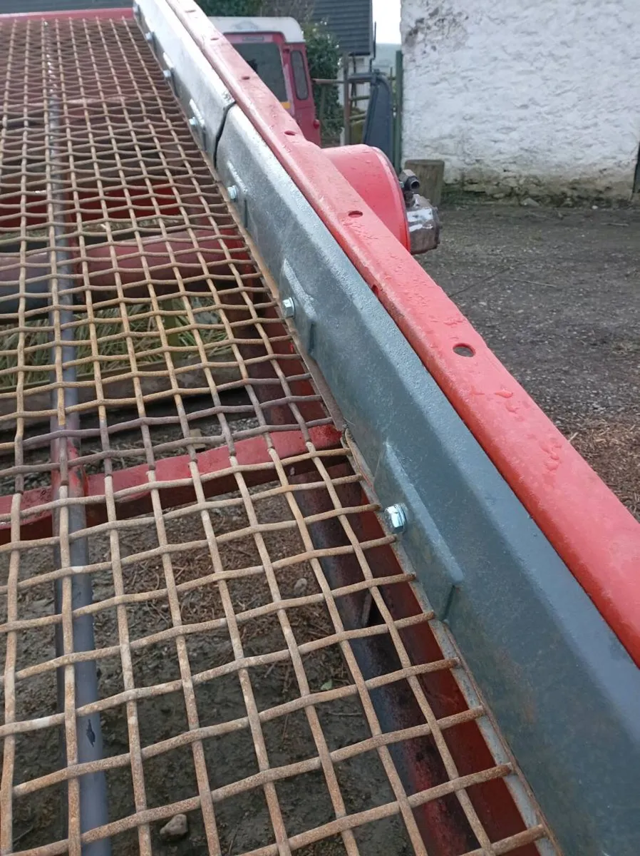 10 x 5 screenbox. Topsoil, rubble, sand, - Image 1