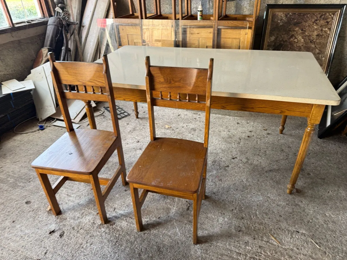 Table and chairs - Image 2
