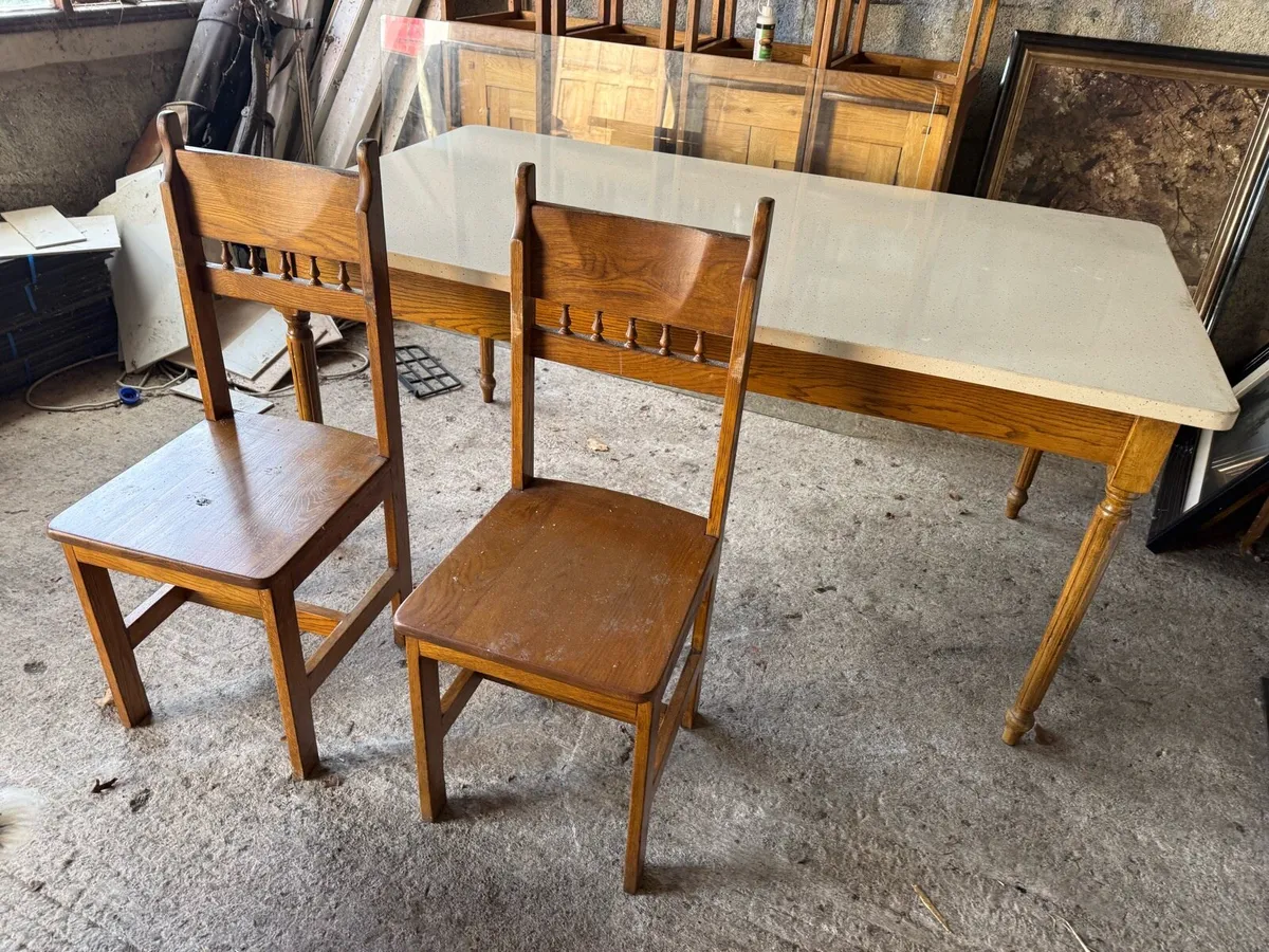 Table and chairs - Image 3