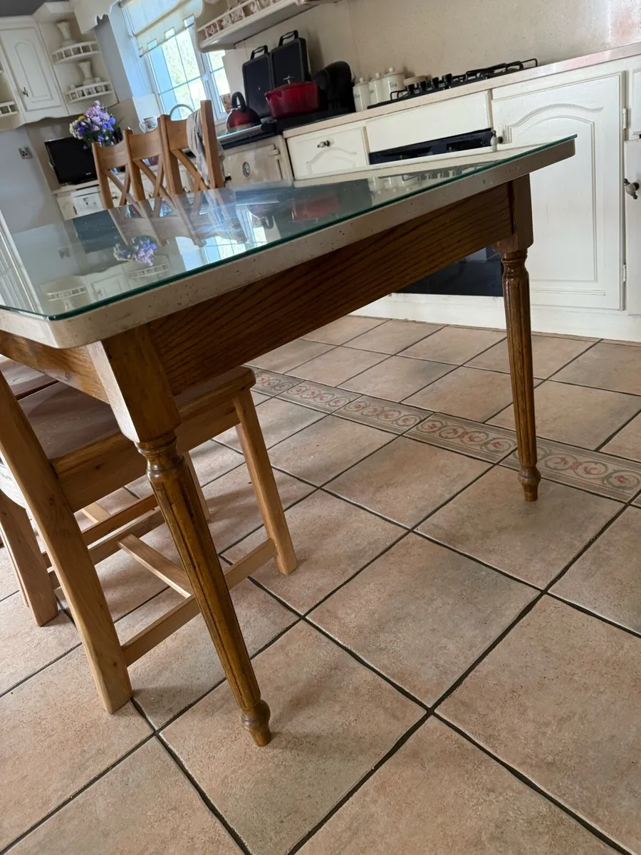 Table and chairs - Image 4