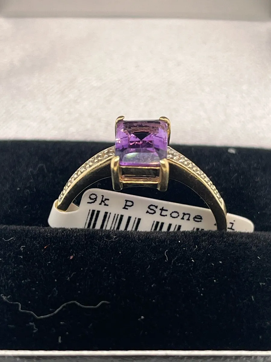 9k gold purple stone ring with diamonds. - Image 2