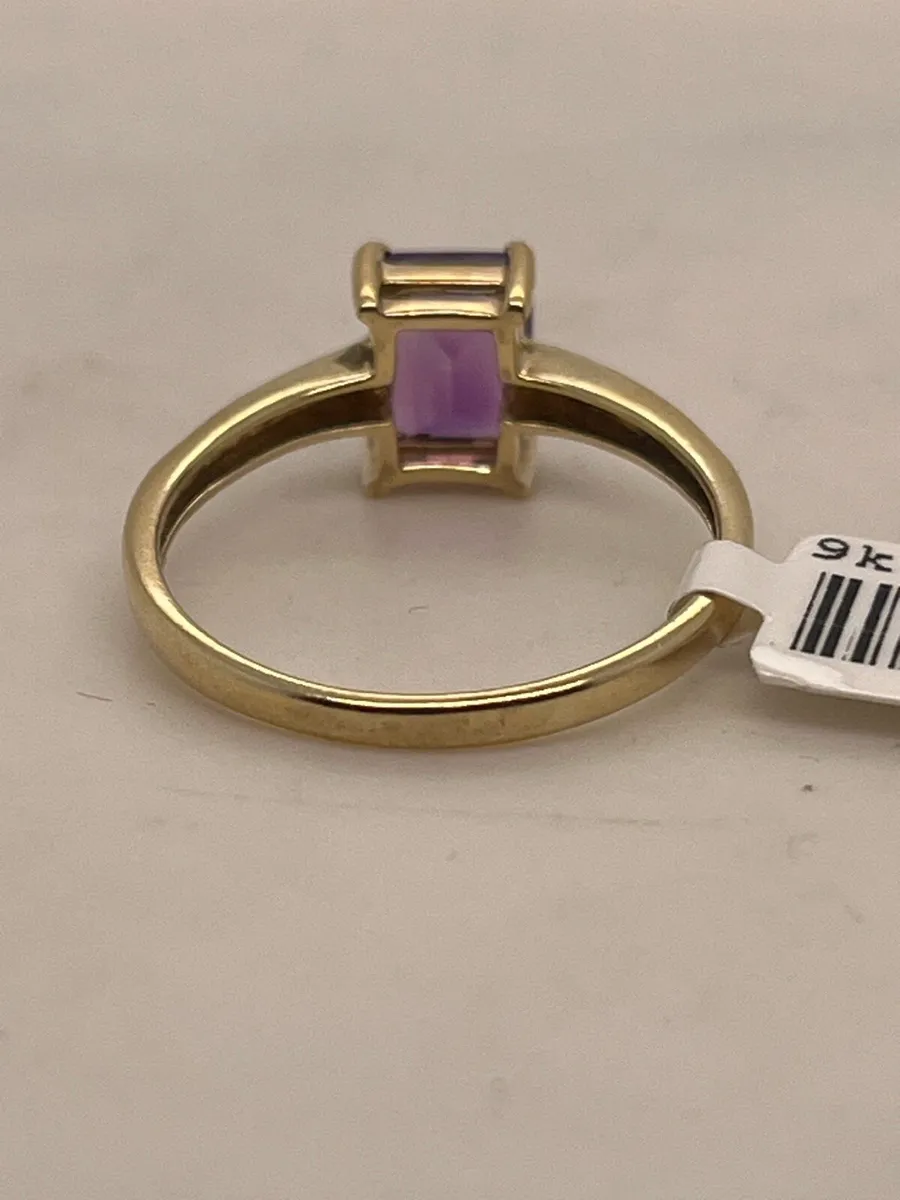 9k gold purple stone ring with diamonds. - Image 4
