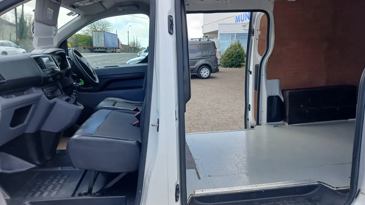 211 VIVARO LWB,147KMS,TIMING BELT DONE, SERVICED - Image 4