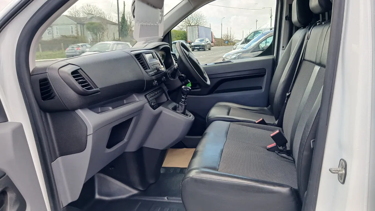 211 VIVARO LWB,147KMS,TIMING BELT DONE, SERVICED - Image 3