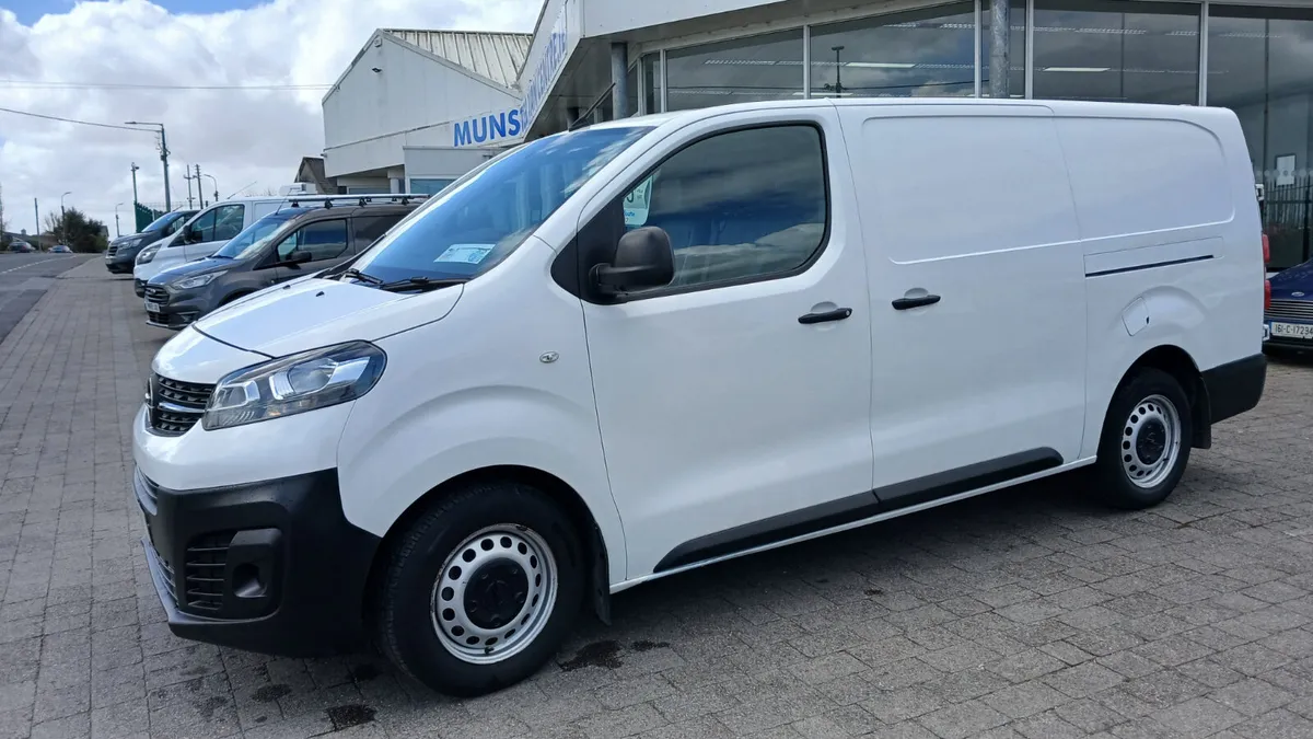 211 VIVARO LWB,147KMS,TIMING BELT DONE, SERVICED - Image 1