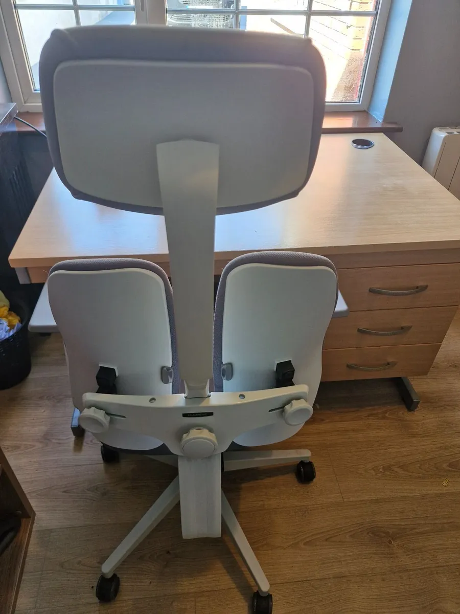 Office chair and desk - Image 1