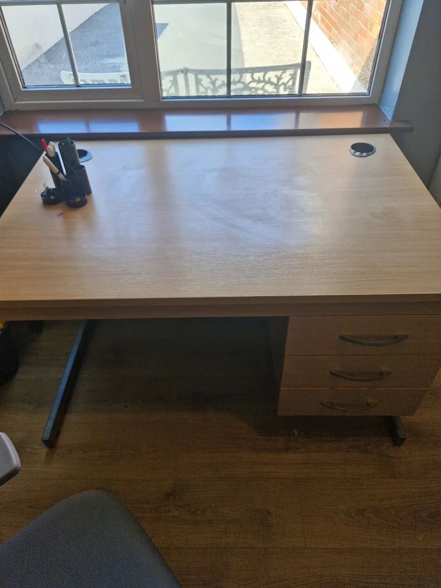 Office chair and desk - Image 2