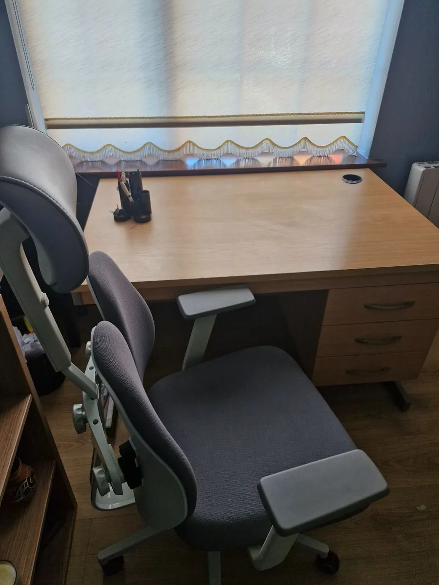 Office chair and desk - Image 3