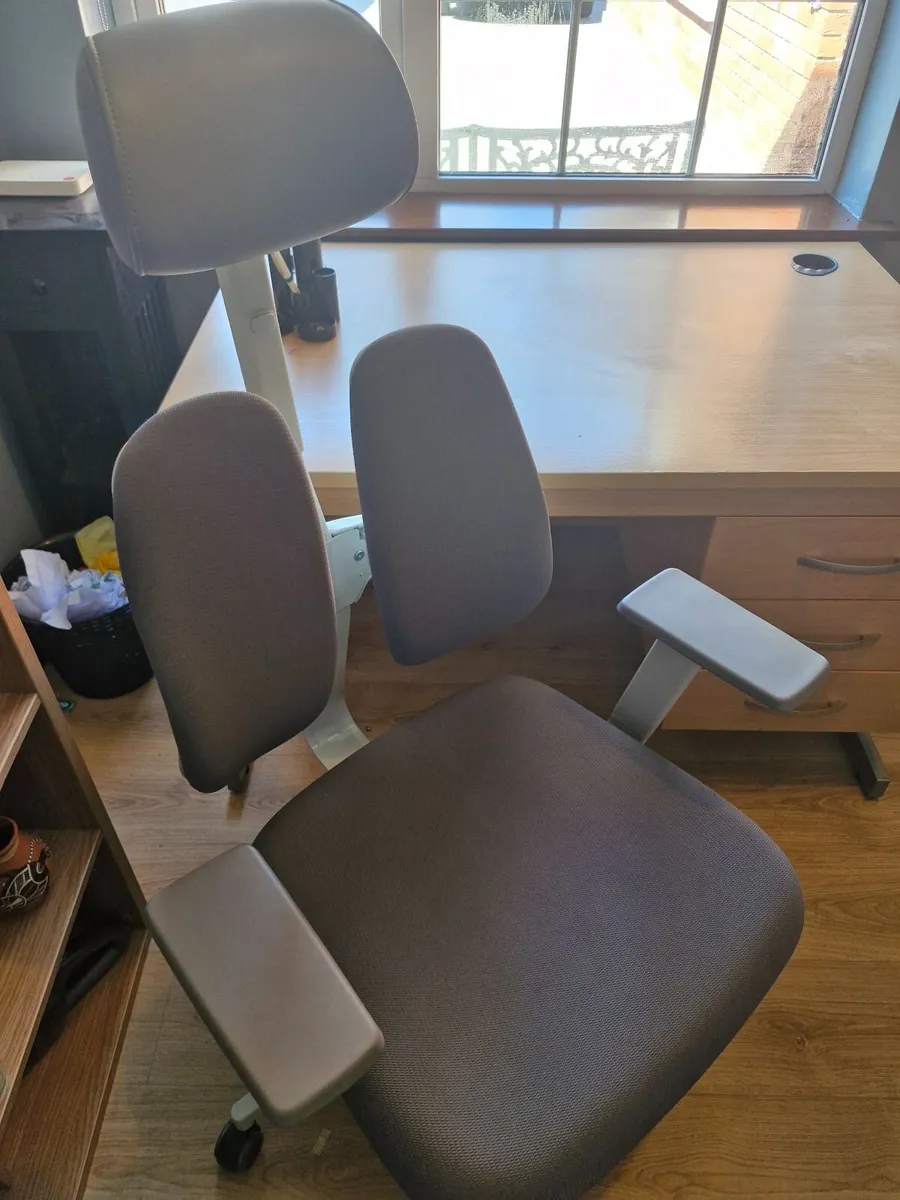 Office chair and desk - Image 4