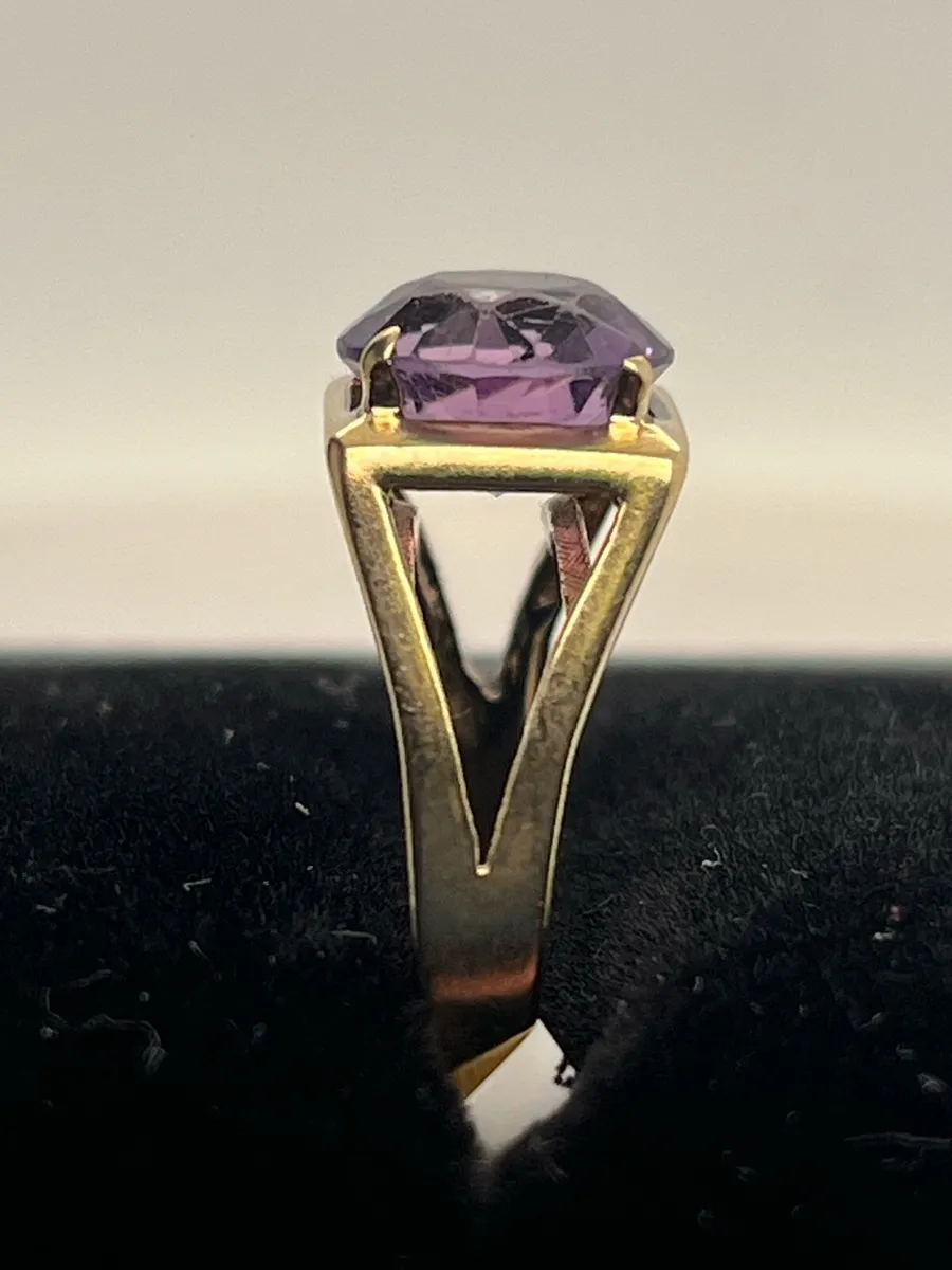 9k gold purple stone ring. - Image 4