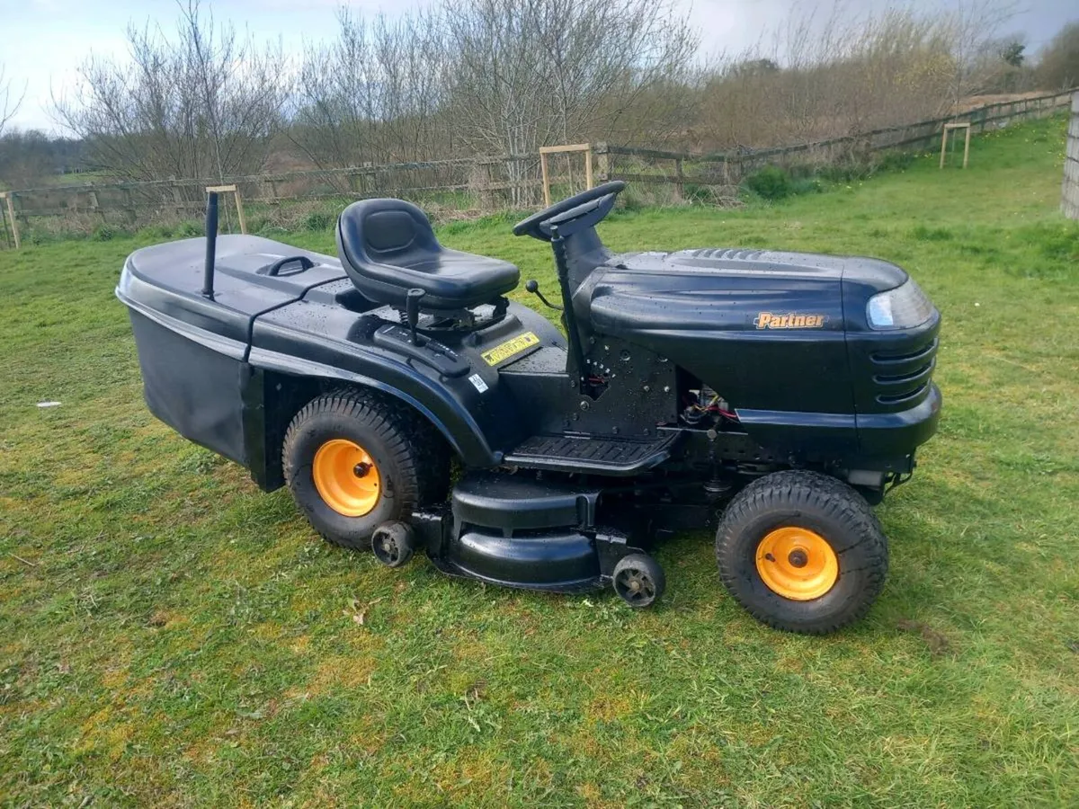 Ride on lawnmower - Image 1