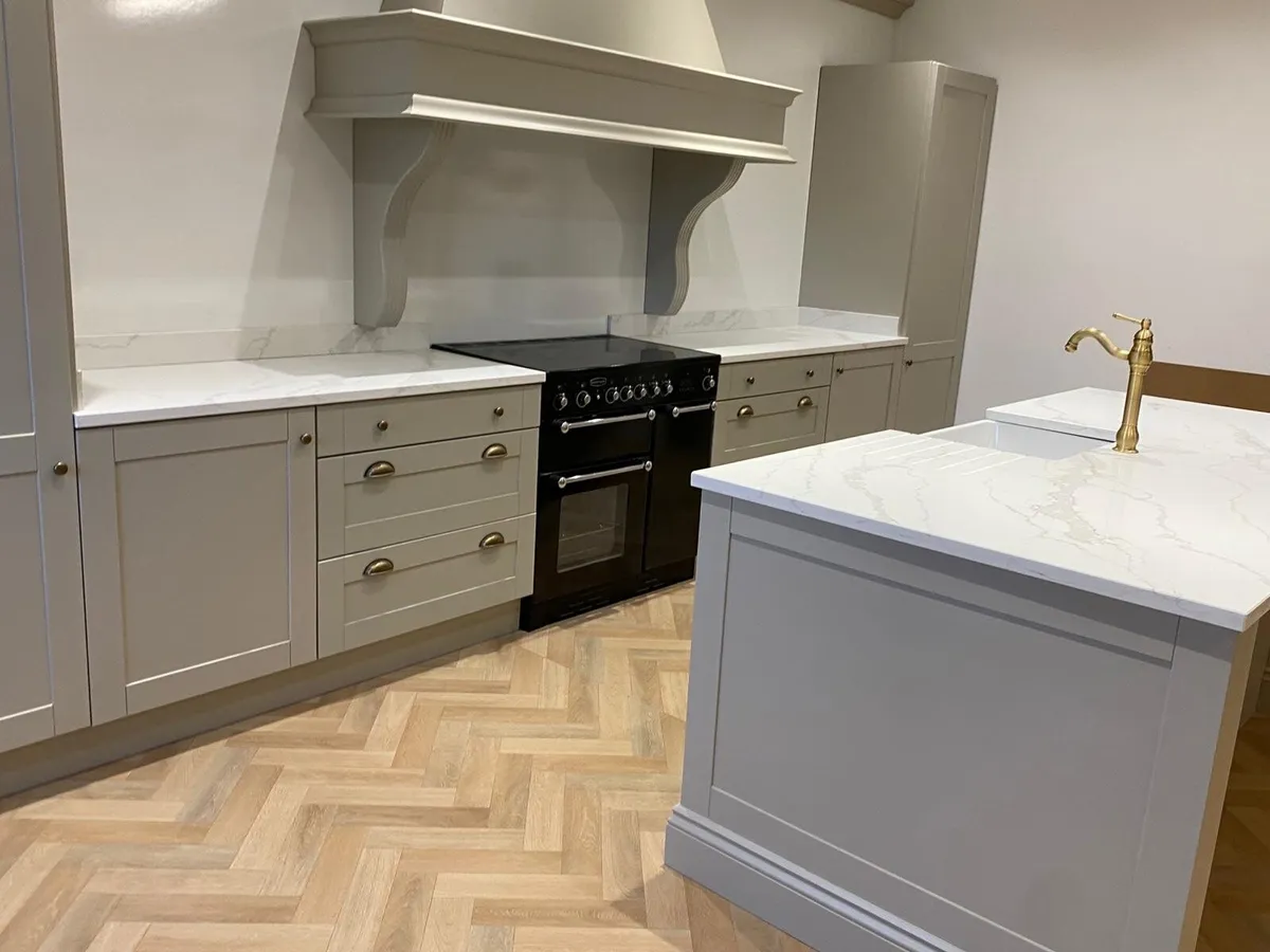 Large kitchen with over mantle & centre island - Image 2