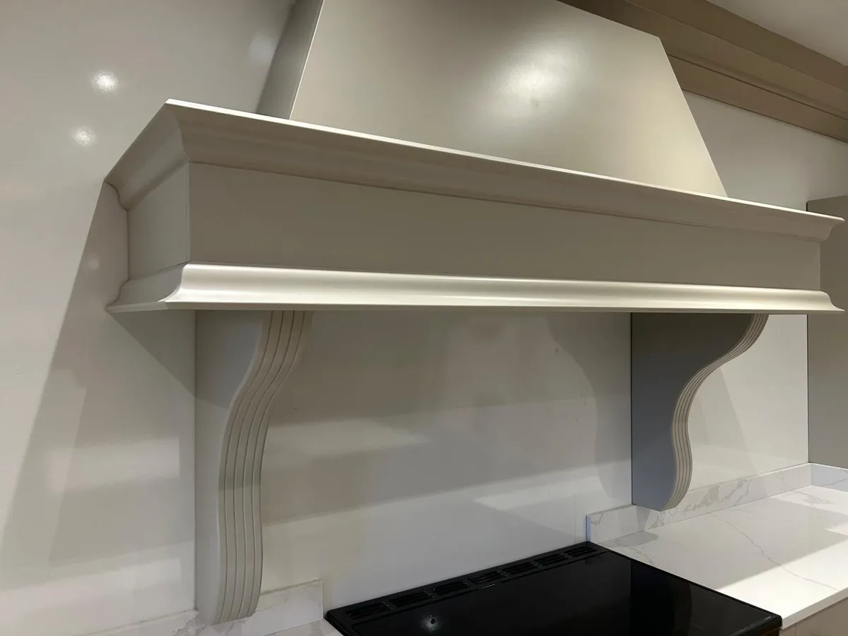 Large kitchen with over mantle & centre island - Image 4