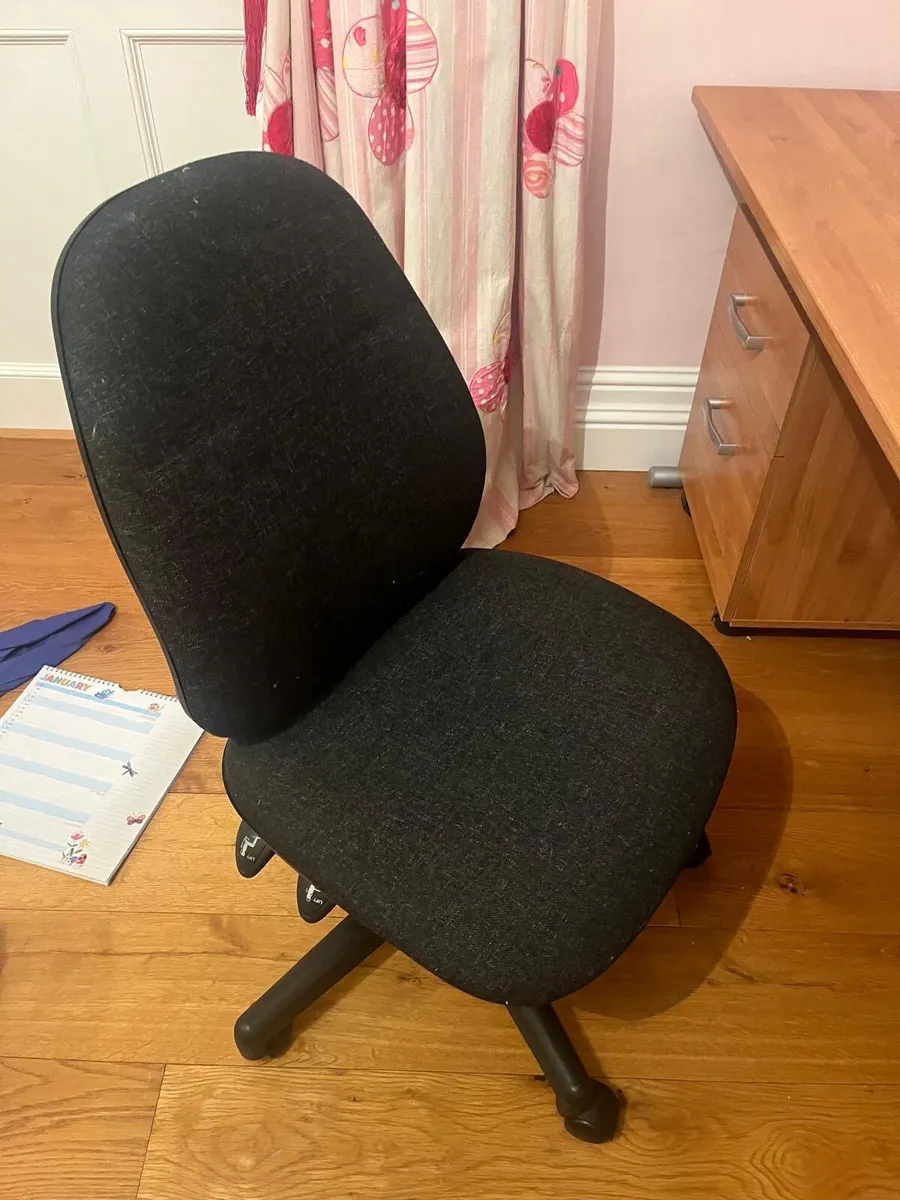 Desk with drawers and chair - Image 3
