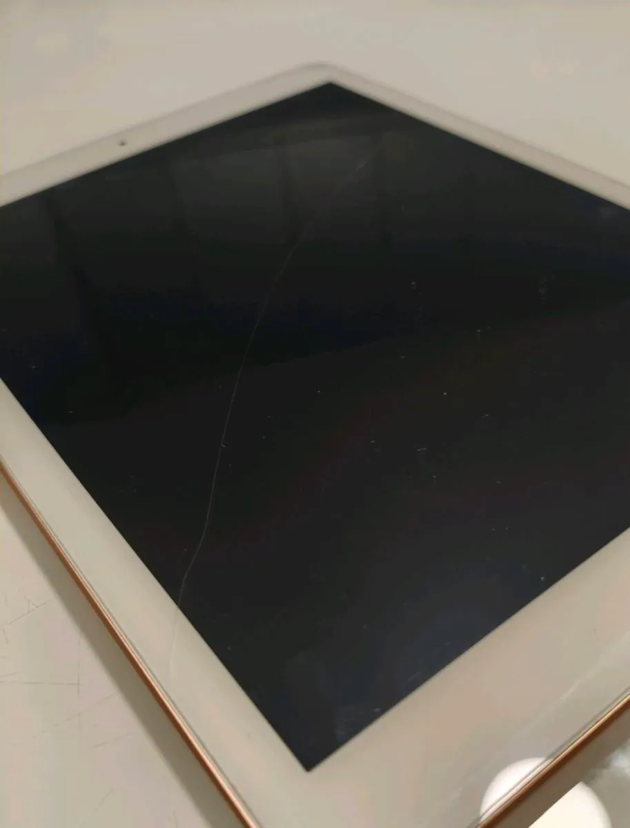iPad 6th Gen (128GB) + Apple Pencil – Cracked Scre - Image 4