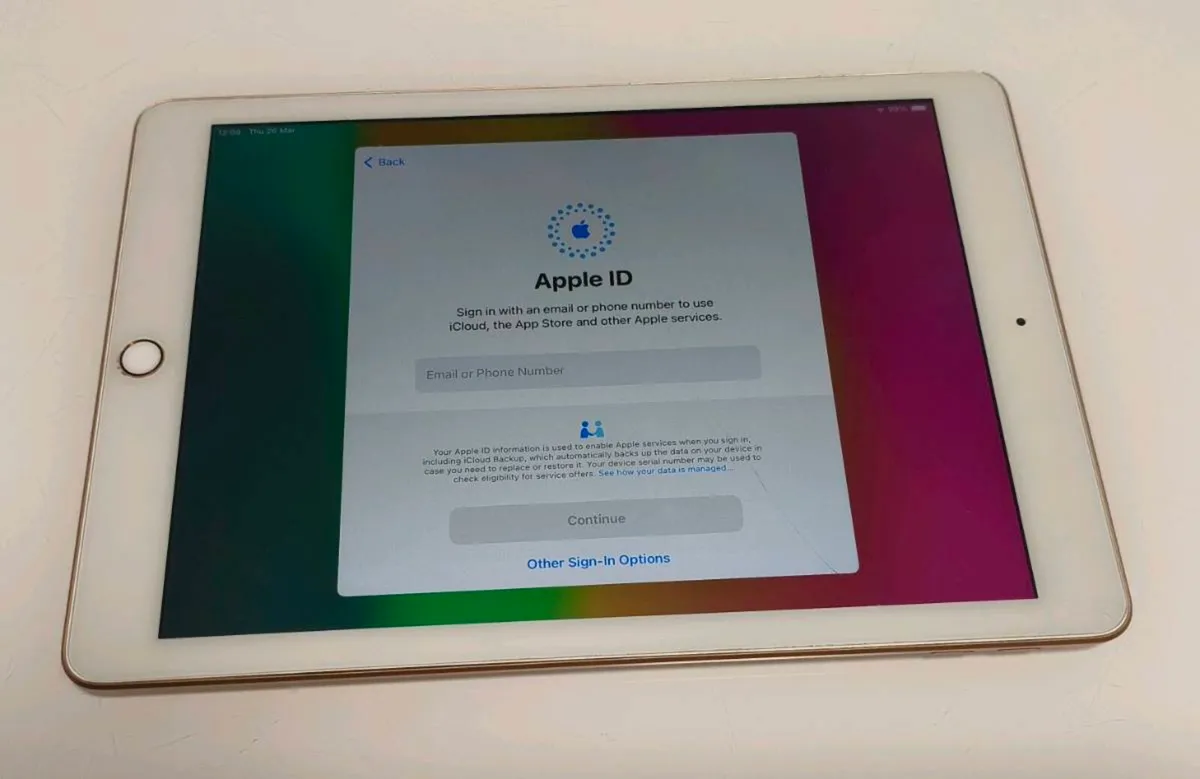 iPad 6th Gen (128GB) + Apple Pencil – Cracked Scre - Image 1