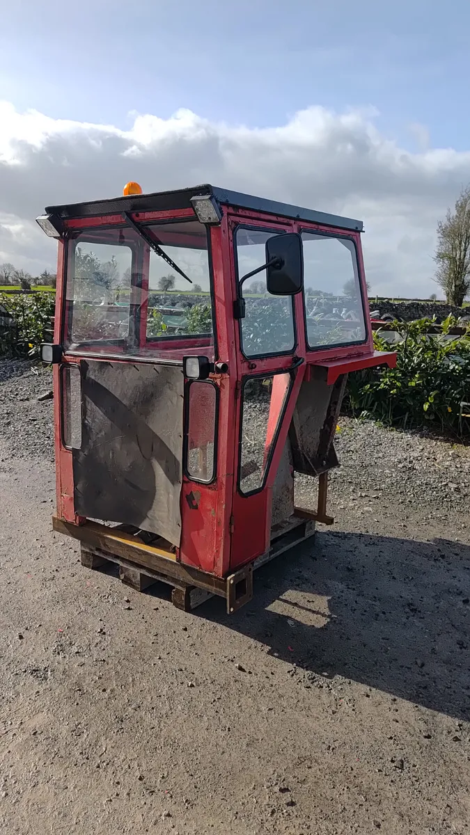 Cab   mf 135 35 133  C&G - Image 4