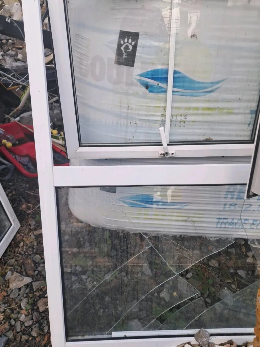 3 windows (broken ) € 20 each - Image 1