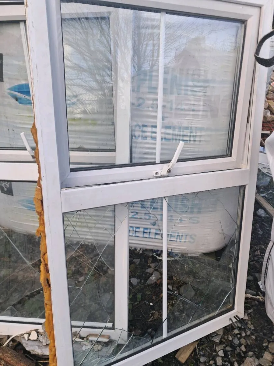 3 windows (broken ) € 20 each - Image 2
