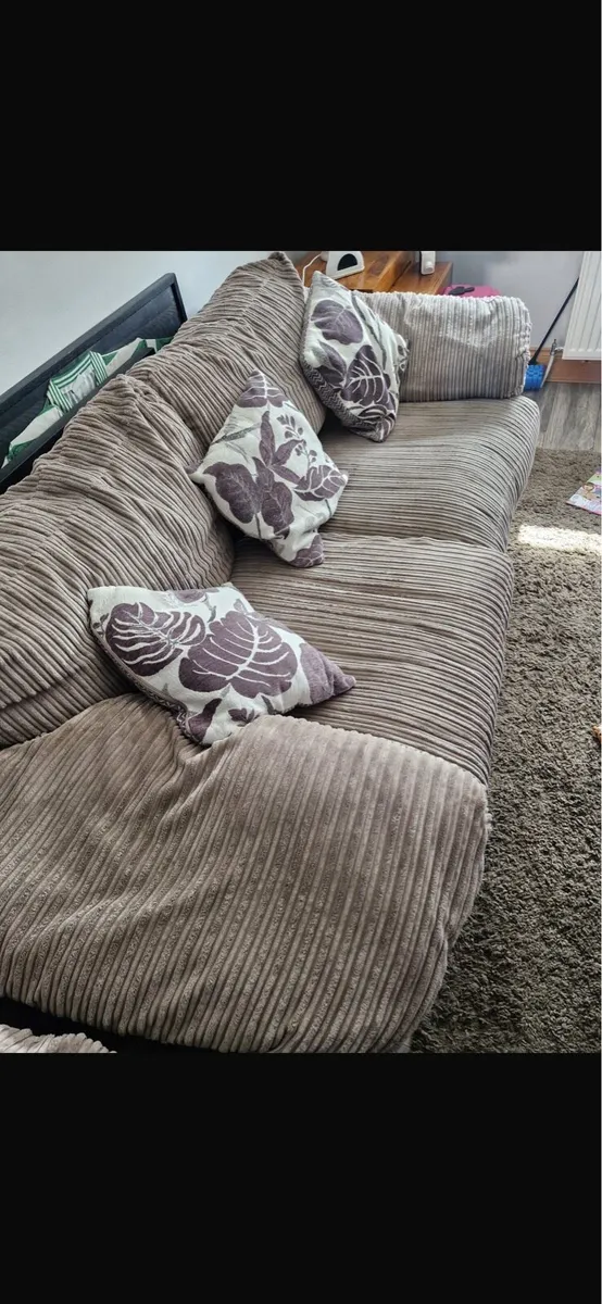 Three piece suite - Image 4