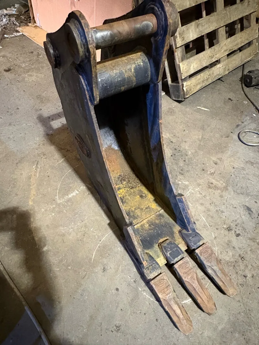 Strickland 12” bucket 50mm pin - Image 1