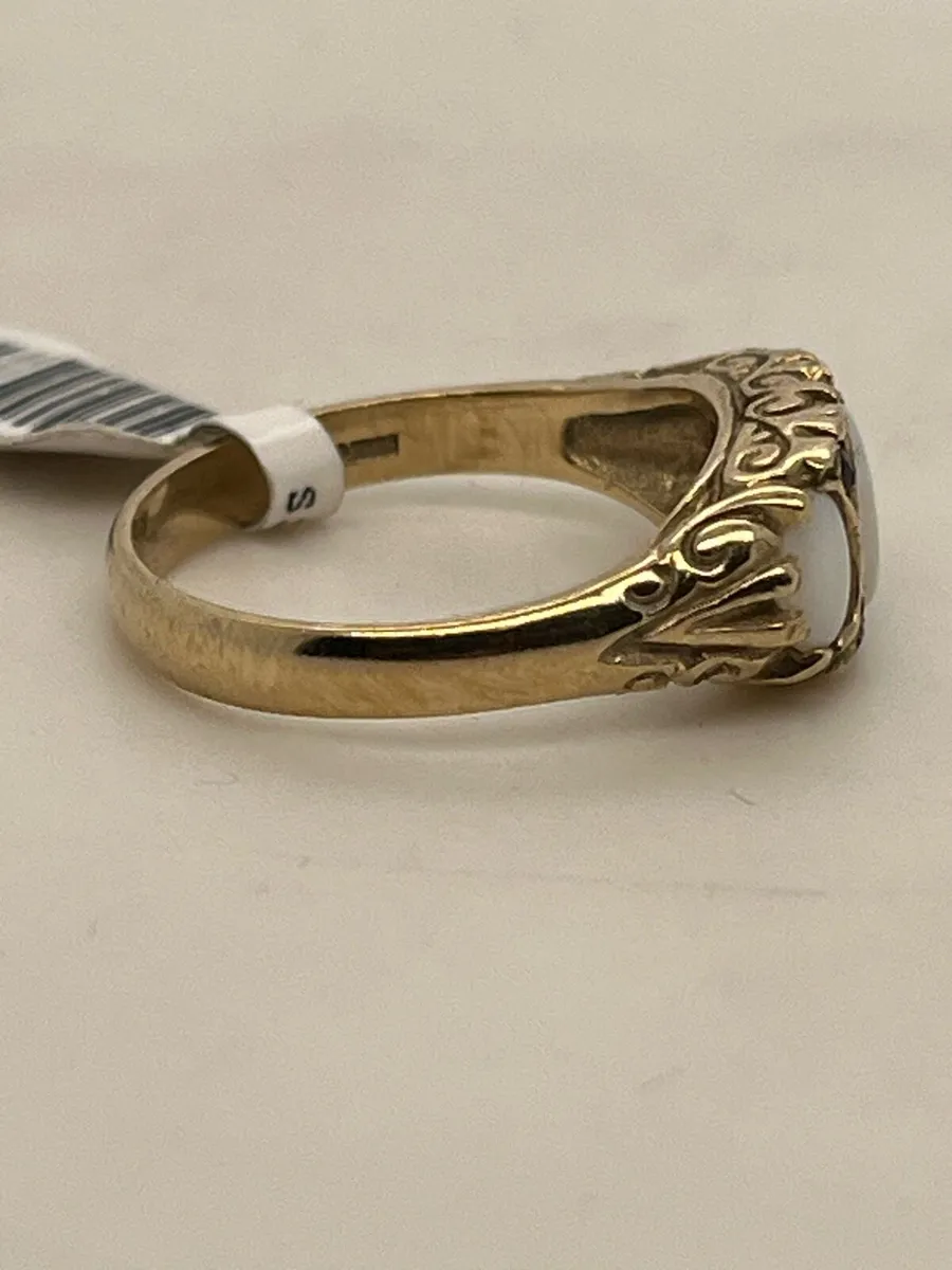 9k gold opal ring with red stones. - Image 4