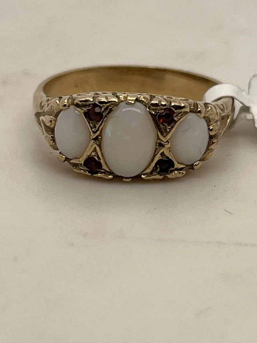 9k gold opal ring with red stones. - Image 1