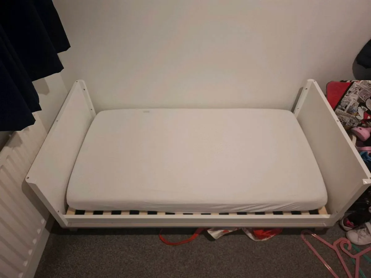 Baby elegance lola cot bed - Image 2