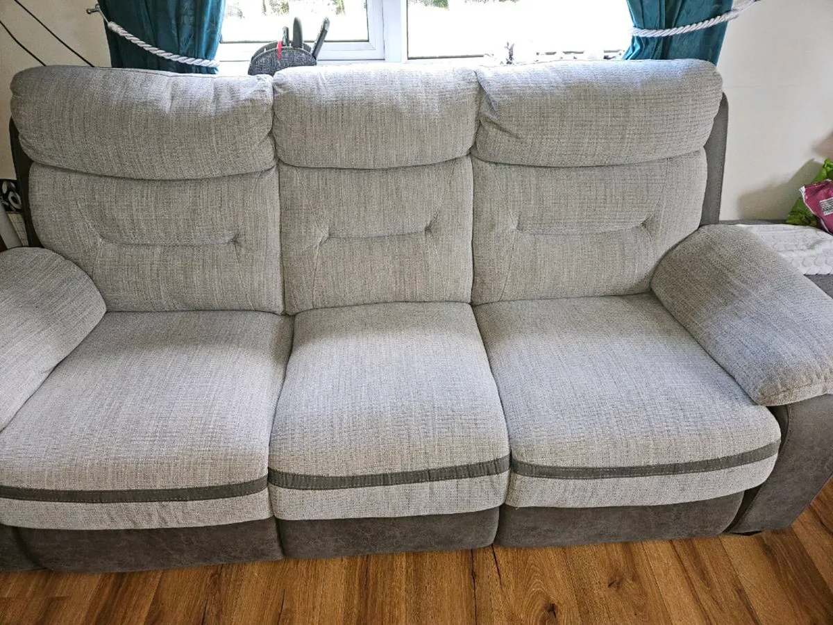 Suite of furniture - Image 1