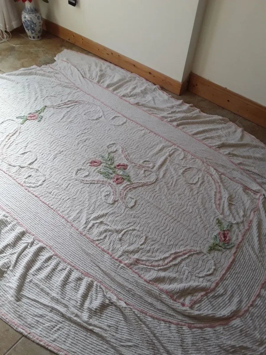 1980 vintage single white bedspread perfect condit - Image 1