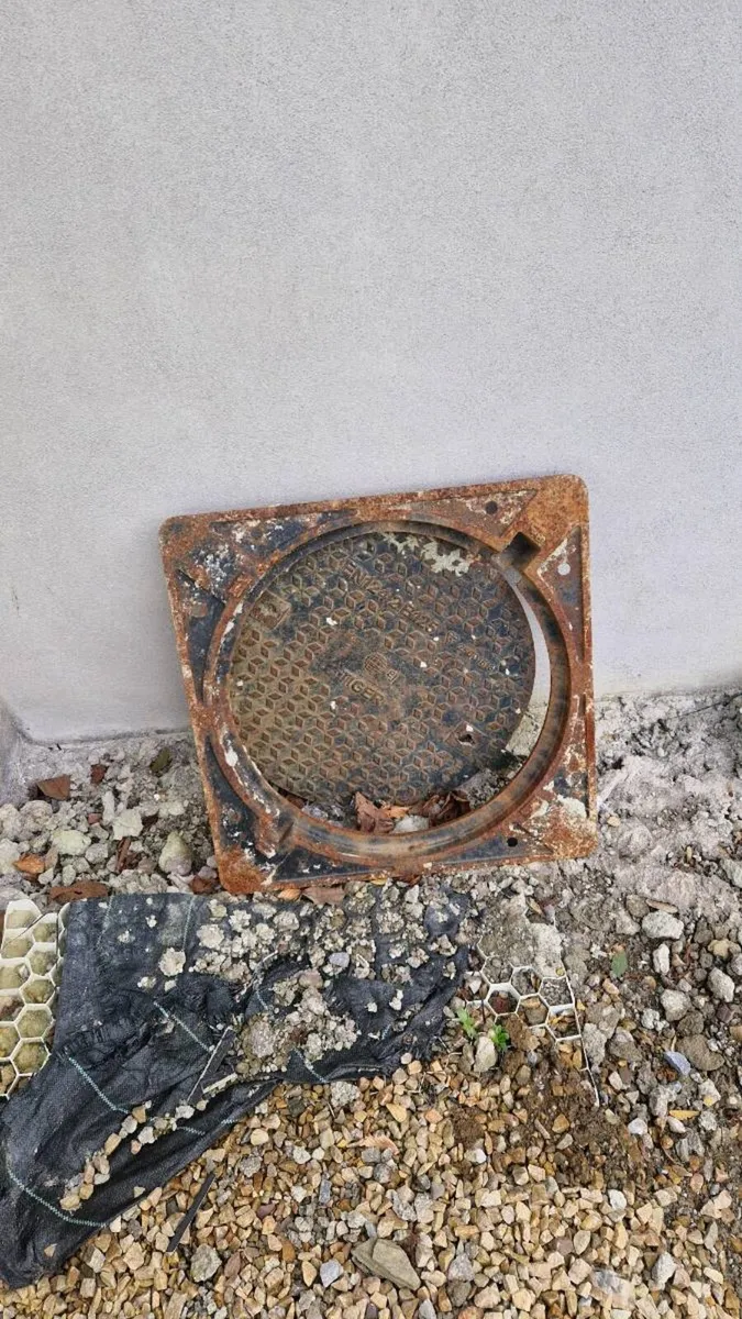 Free Man hole cover - Image 1