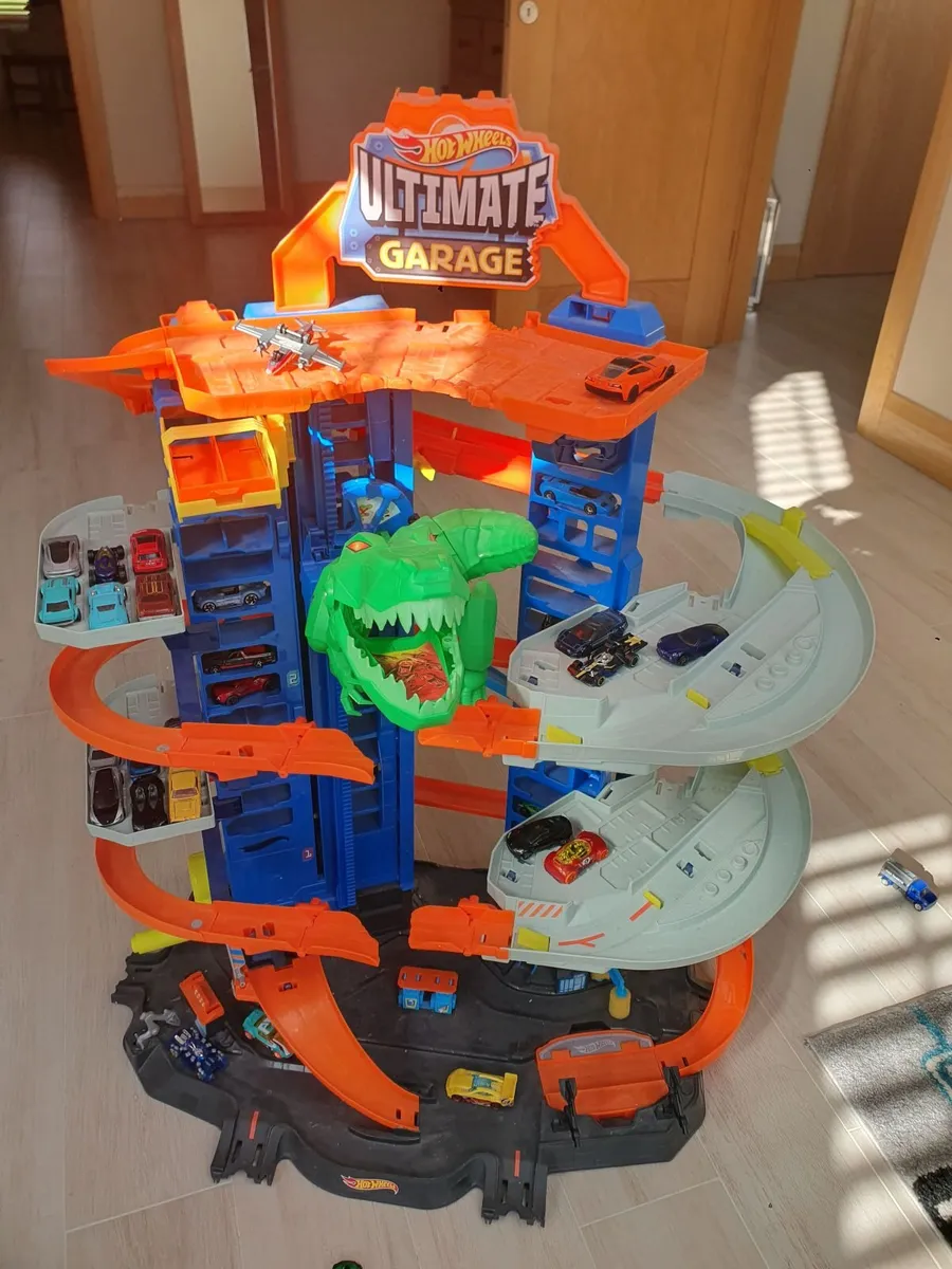 Hot wheels & car rug - Image 1