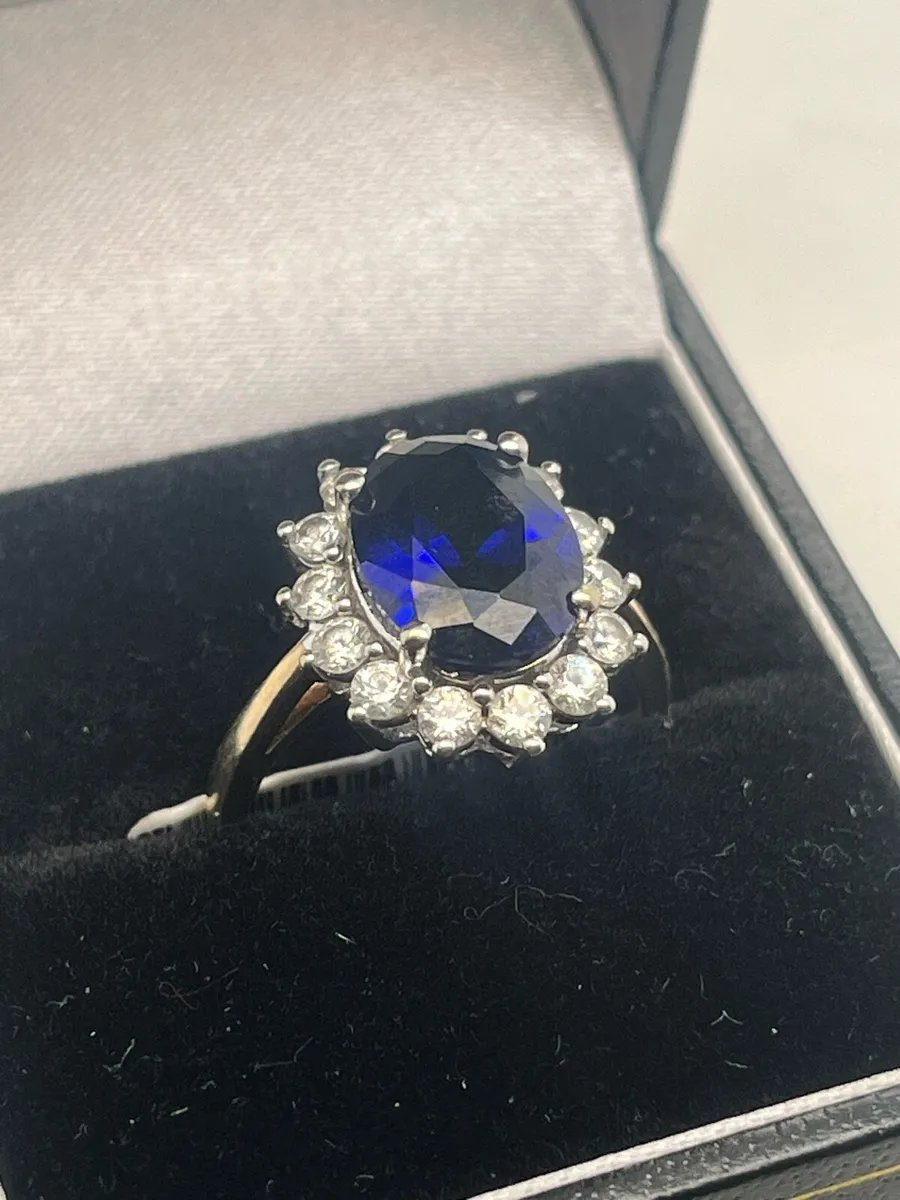9k gold blue stone cz ring. - Image 3