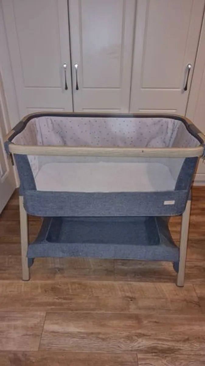 Tutti Bambini CoZee Bedside Crib Oak/Charcoal - Image 1