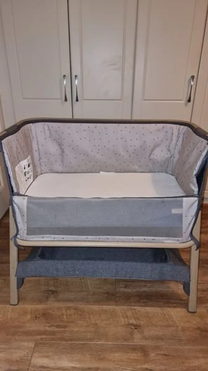 Tutti Bambini CoZee Bedside Crib Oak/Charcoal - Image 2