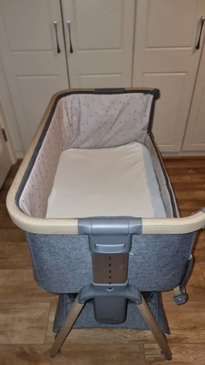 Tutti Bambini CoZee Bedside Crib Oak/Charcoal - Image 3