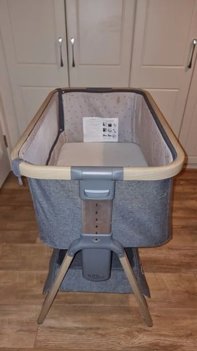 Tutti Bambini CoZee Bedside Crib Oak/Charcoal - Image 4