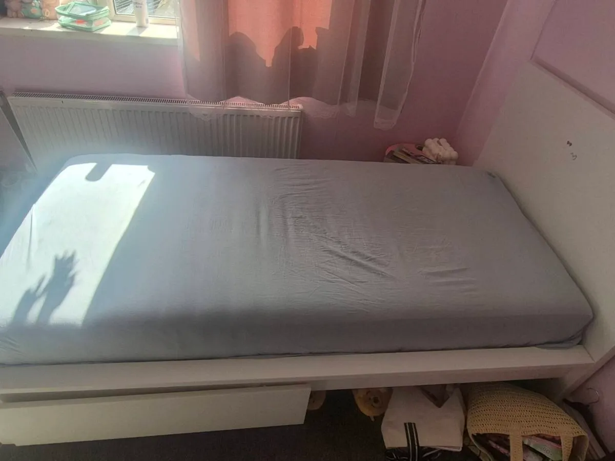 Single bed - Image 1
