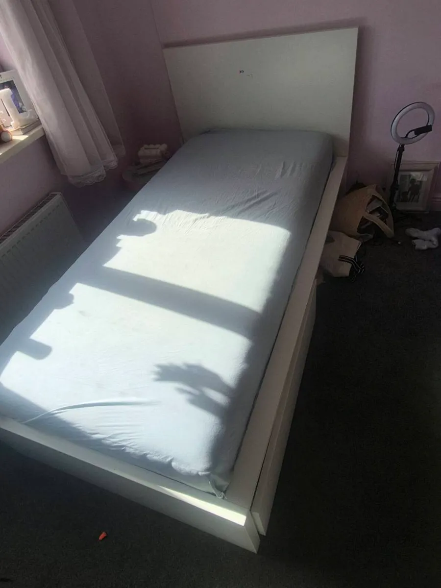 Single bed - Image 2