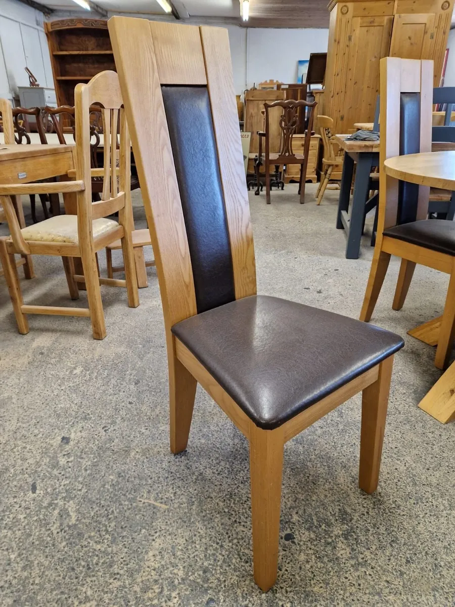 Solid light oak table, 4 oak leather chairs - Image 4