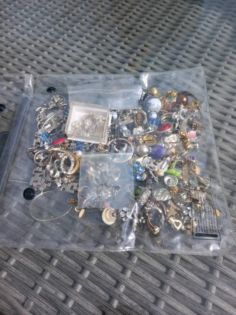 Selection of jewellery, price for lot D18 post 7e - Image 1