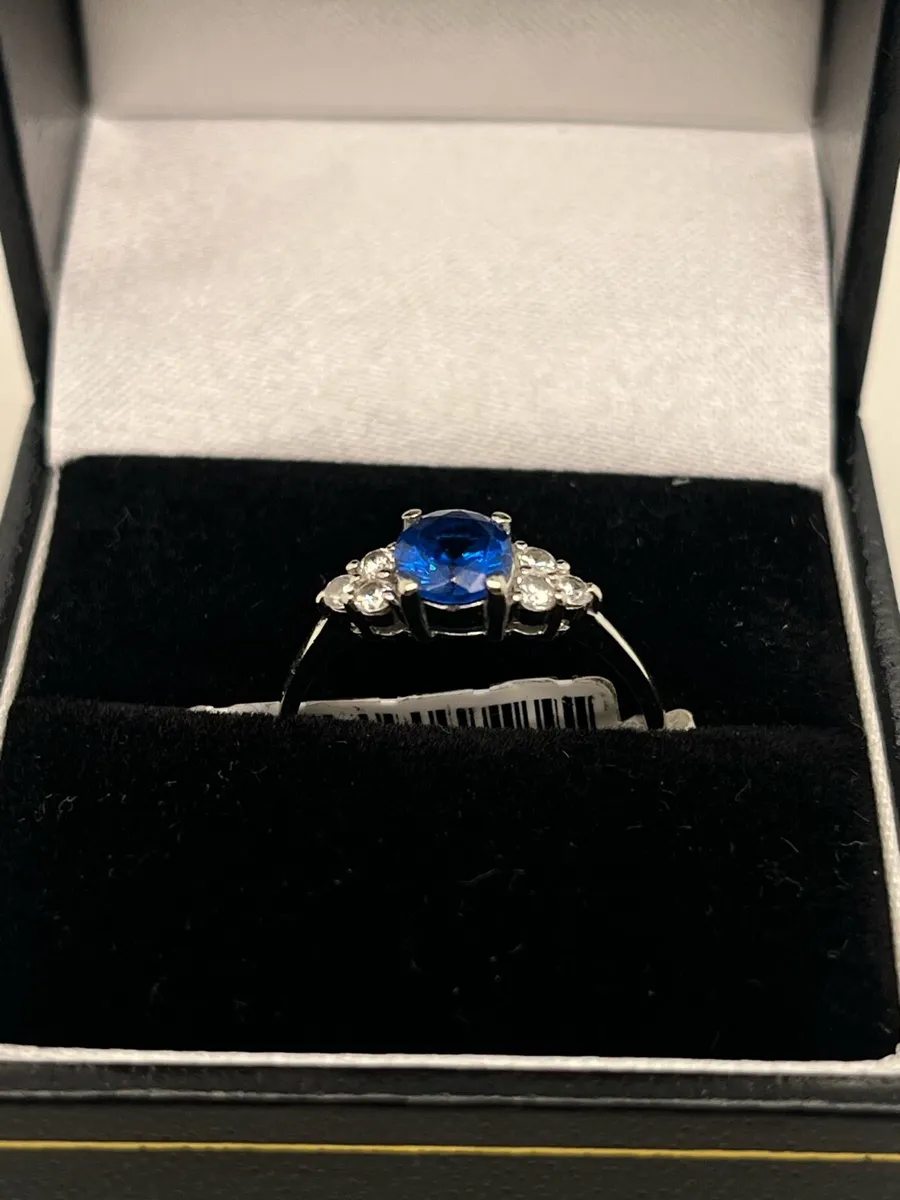 18k white gold blue stone cz ring. - Image 2