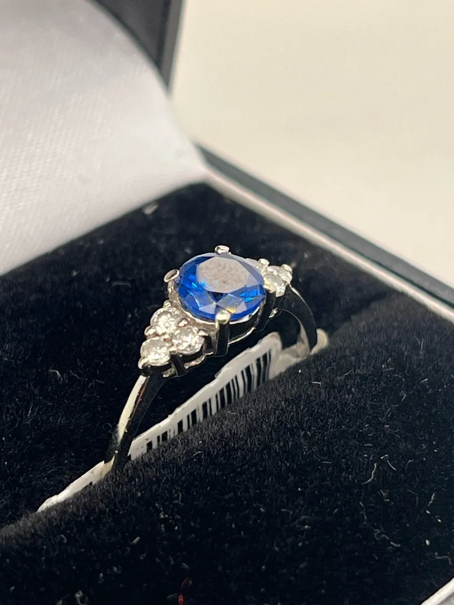 18k white gold blue stone cz ring. - Image 3