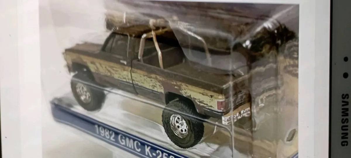 FALL GUY 1982 GREELIGHT GMC  K-2500 WEATHERED 1-64 - Image 4