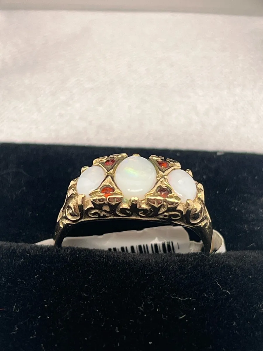 9k gold opal ring with red stones. - Image 2