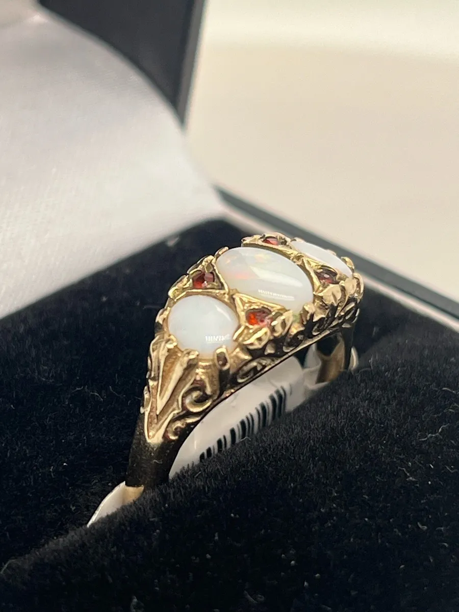 9k gold opal ring with red stones. - Image 3
