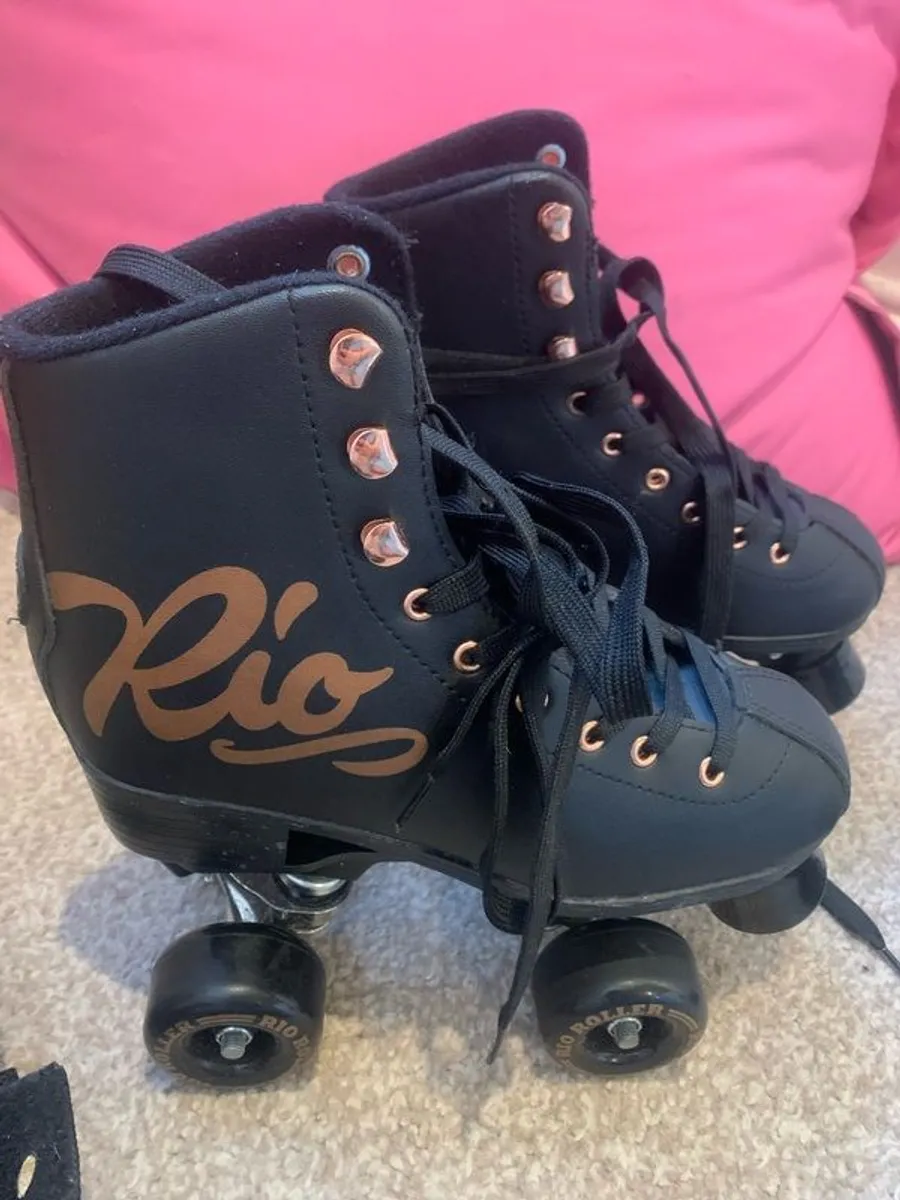 roller skates and pads size 4 - Image 1