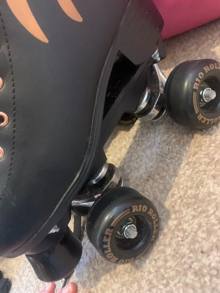 roller skates and pads size 4 - Image 2