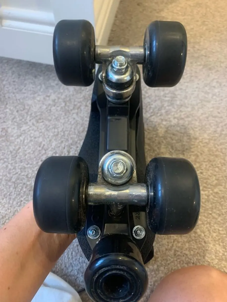 roller skates and pads size 4 - Image 3